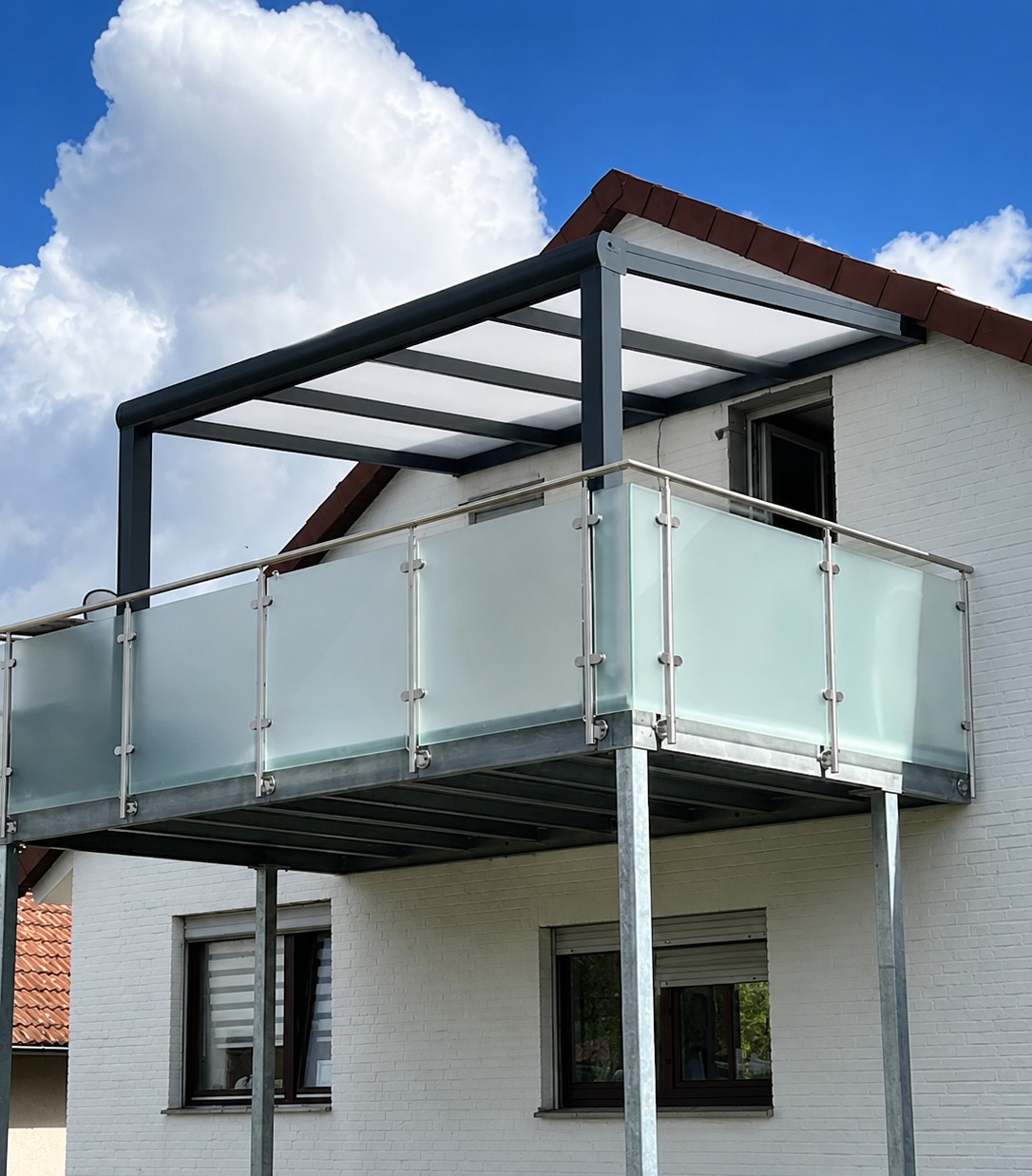 Elegante Balkonüberdachung